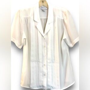 Blouse-perfect with a blazer. In excellent pre owned condition.